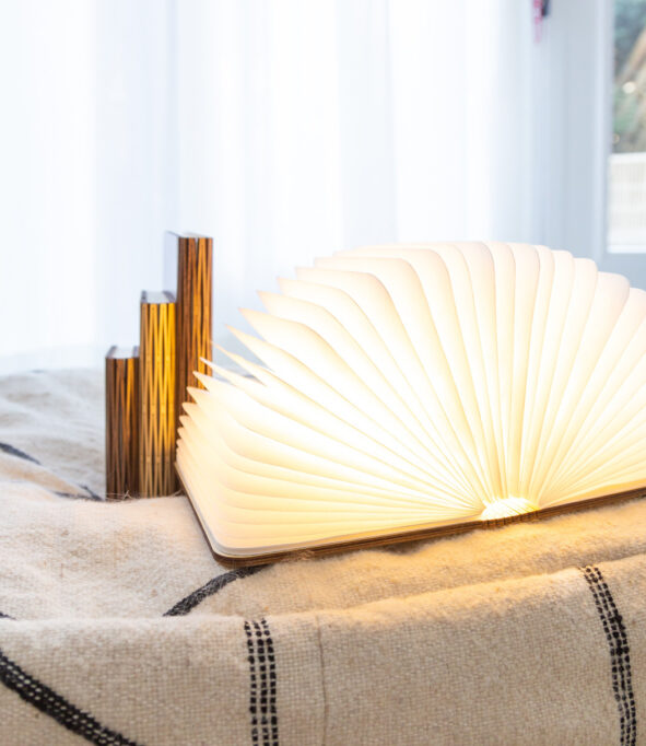label25-houten-boekenlamp-sfeerfoto2