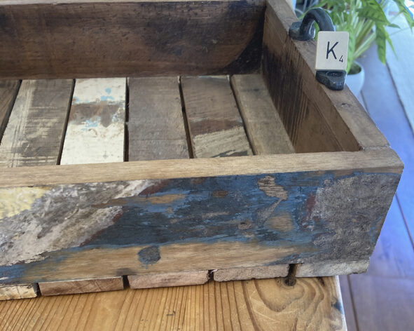 sloophouten dienblad met metalen handvatten
